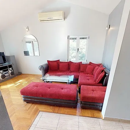 Apartman Sa 2 Spavace Sobe I Pogledom Na More Podgorica